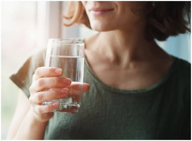 drink water woman