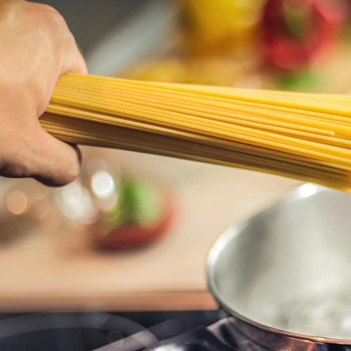Как варить длинные макароны. Варка спагетти. Приготовление макарон. Подготовка макарон к варке. Мешать макароны.