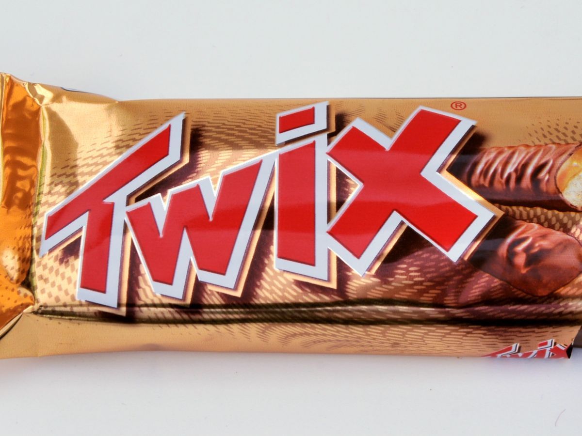 Кот твикс. Сладкая парочка Твикс. Твикс имбирный пряник. Twix Амбассадор. Палочки Твикс крест накрест.